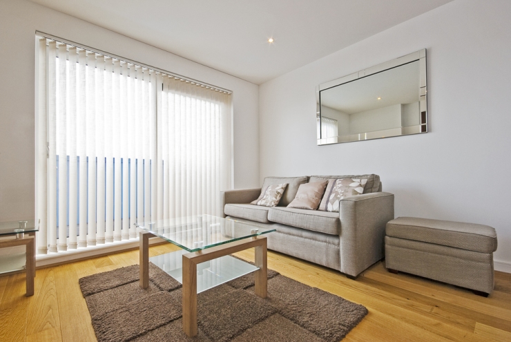 Exemplo sala de estar - persianas, sofá, mesa de centro, esepelho